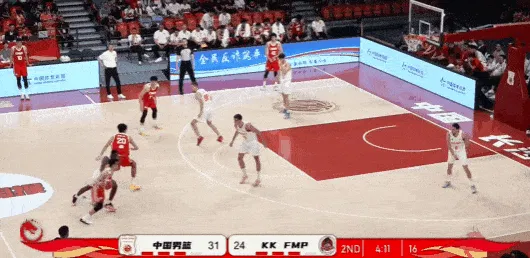 中国男篮持球过半场,巴尔纳凶狠撞倒赵嘉义吃到违体犯规